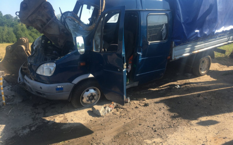 Ковш оказался в салоне: в жестком ДТП с экскаватором под Ярославлем пострадали люди