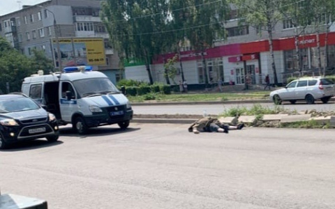 Труп посреди дороги: за Волгой мужчина вышел из машины и умер