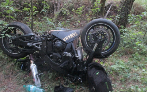 Мото смяло как игрушку: в страшной аварии под Ярославлем пострадал водитель