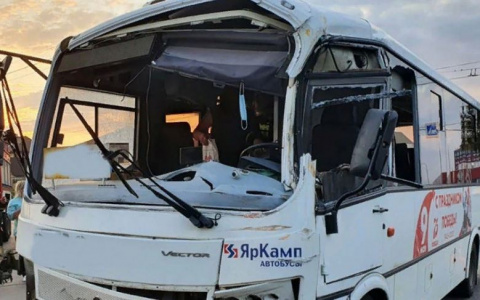 Бензовоз протаранил автобус в Рыбинске: подробности аварии