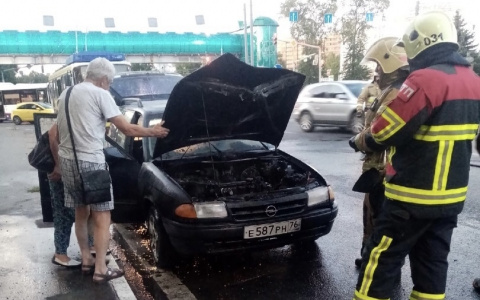 Прохожие бросились помогать: в Ярославле на дороге загорелся автомобиль