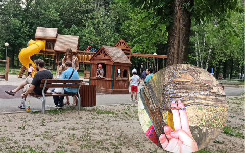 «Малыши ранят ножки о торчащие штыри»: в Ярославле родители возмущены разрушенным детским городком