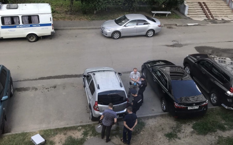 Месть за парковку: в Ярославской области авто облили кислотой