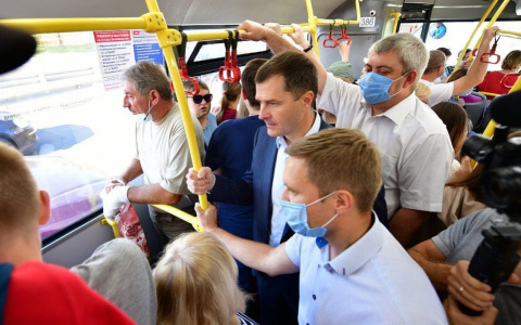 "Следить надо было за личным водителем": реакция пассажиров на появление мэра в автобусной давке