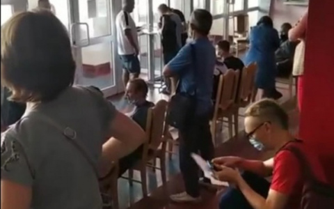 "Нет даже туалета": ярославцы застряли в очереди на вакцинацию в цирке