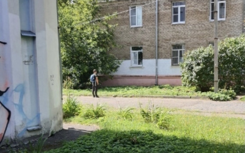 «Он всегда на подоконнике стоит»: мать раскритиковала прохожего за спасение ребенка в Ярославле