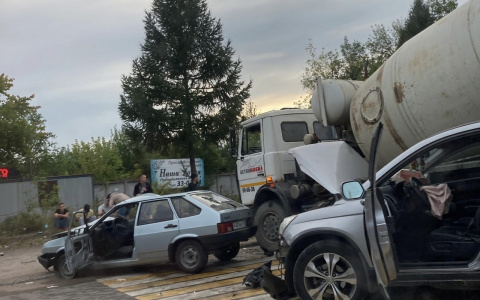 Люди на обочине, авто всмятку: в Ярославле произошло тройное ДТП с бетономешалкой