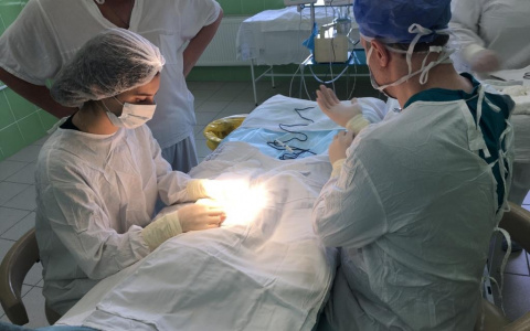 В Ярославле трем мальчикам провели уникальную операцию по исправлению патологий полового члена: кадры