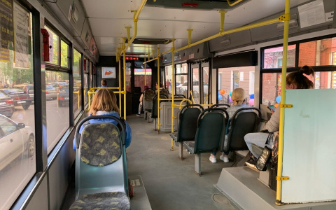 "Раскрой зонтик": ярославец ехал в автобусе с дырявой крышей