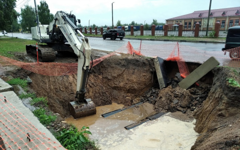 "Днище ломается само": в Ярославской области раскопали отремонтированную дорогу