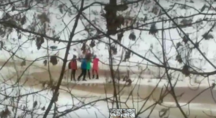 В Рыбинске дети-экстремалы испытали лед на прочность