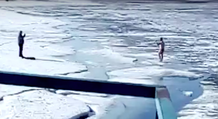 Я льдины разгоню руками: в Рыбинске открыли купальный сезон. Видео