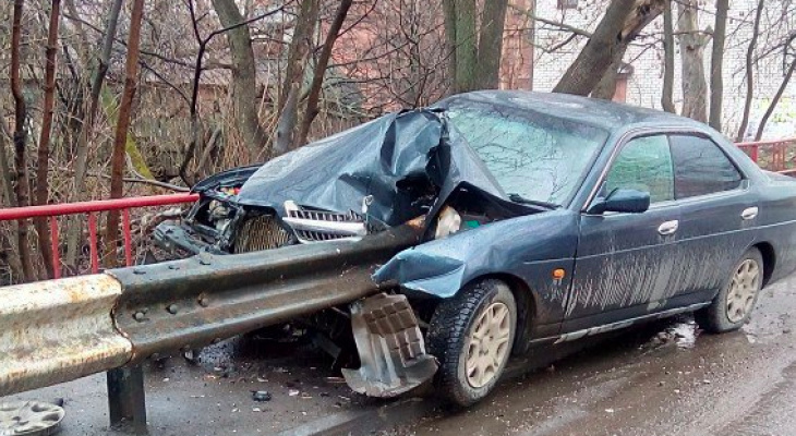 В Ярославле иномарку пронзило дорожным ограждением: водитель в больнице