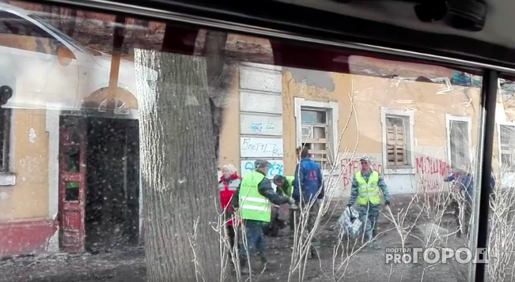 В Ярославле сотрудники компании по уборке города забрасывали мусор в окна дома: видео