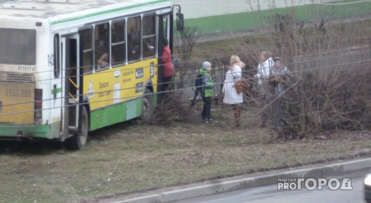 В Ярославской области водитель автобуса улетел на тротуар: люди бросились на помощь