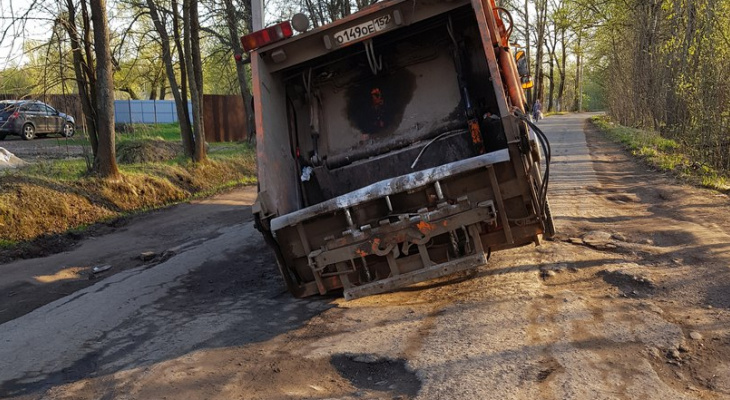 Опять провал: в Ярославле мусоровоз застрял в огромной яме