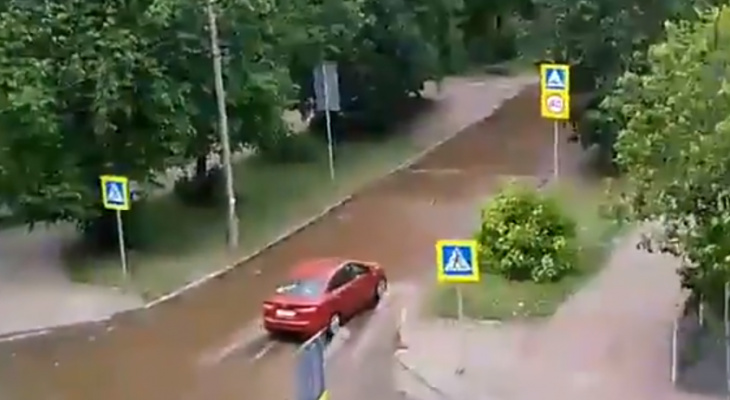 Деревню Гадюкино скоро смоет: в Ярославле затопило целую улицу