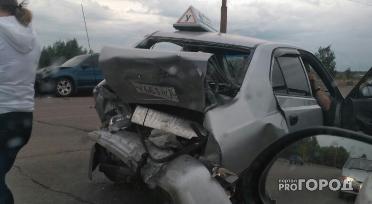В Ярославле BMW расплющил учебный автомобиль: водитель в больнице