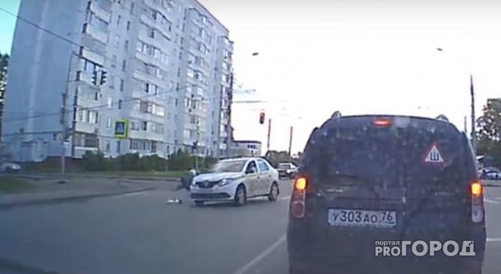 В Рыбинске таксист на пешеходном переходе сбил женщину: видео