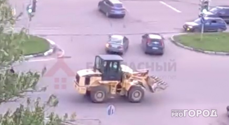 В Ярославле трактор раздавил легковушку: видео