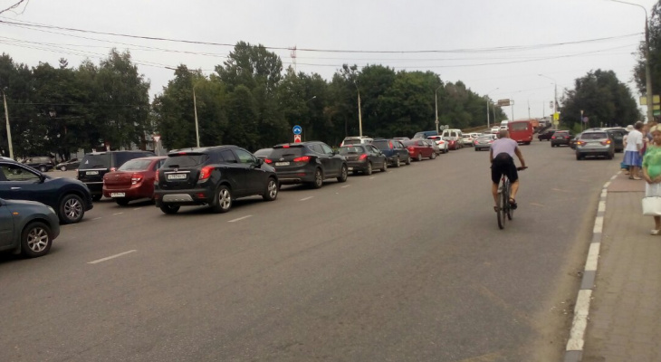 Пробки ярославль сейчас на московском. Авария в Ярославле на Заволжском мосту. ДТП Ярославль Заволжский мост сейчас. Пробка на Заволжском мосту Ярославль. Октябрьский мост Ярославль пробка.