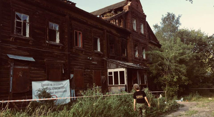 Стало известно, почему полуразвалившийся дом в Ярославле стали охранять