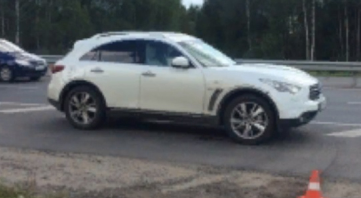 В Ярославле у двух водителей прямо на дороге отобрали элитные машины