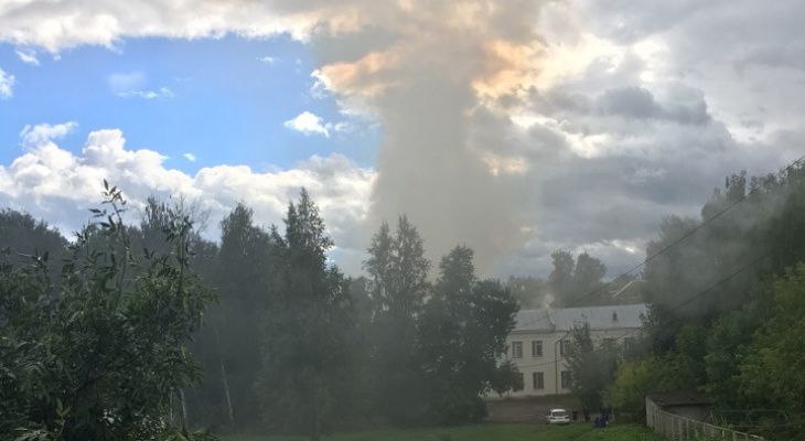 В Рыбинске горит здание полиции: видео