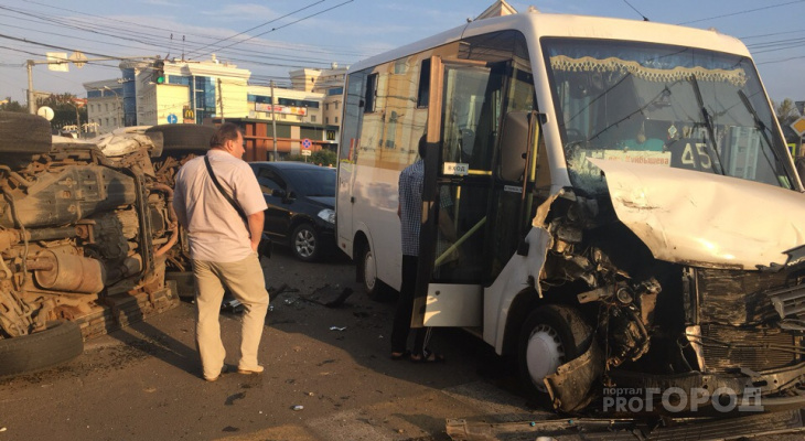 Пассажирка маршрутки о ДТП в Ярославле: удар был неимоверный, пострадали 7 человек