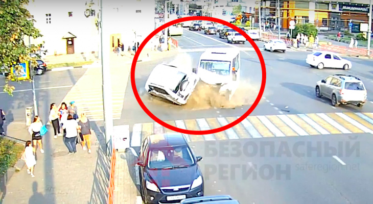 Люди разбегались в ужасе: появилось видео страшного ДТП с маршруткой в центре Ярославля