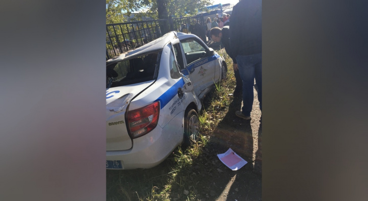 Двойной кульбит: под Ярославлем иномарка протаранила автомобиль ДПС. Видео