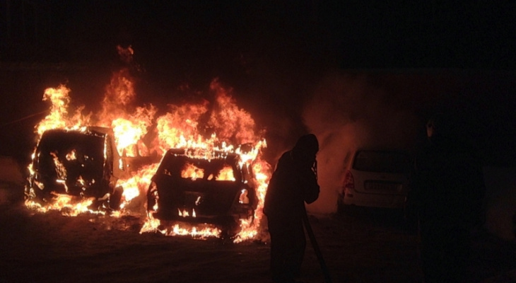 Полыхали как факел: в Ярославле массово горят машины