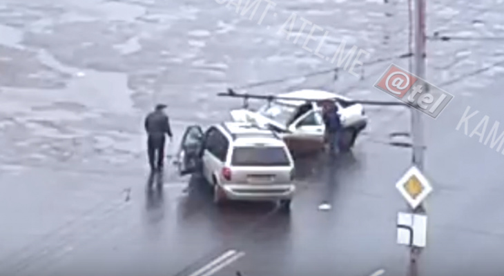 Как специально подставился: кадры аварии в Рыбинске с двумя пострадавшими