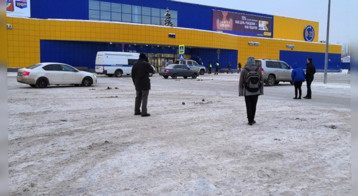 Полиция и собаки: людей из крупного торгового центра эвакуировали в Ярославле