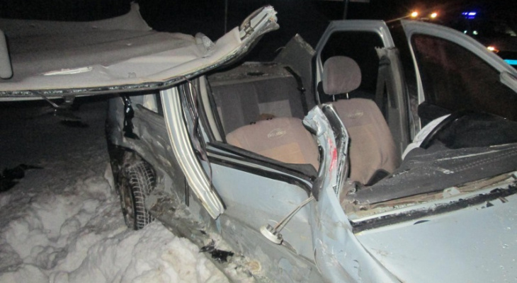 Срезало крышу в машине с людьми: подробности смертельной аварии в Ярославле. Кадры с места
