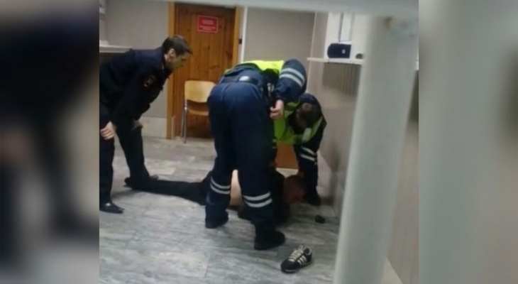 Спецсредства полиции. Обыск в квартире. Сфера задержания. Фото задержанного на полу. Полиция при задержании.