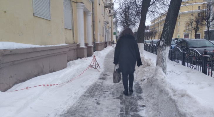 Синоптик жданы. Сильный снегопад. Гололед. Тротуар с людьми зимой. Санкт-Петербург гололед.