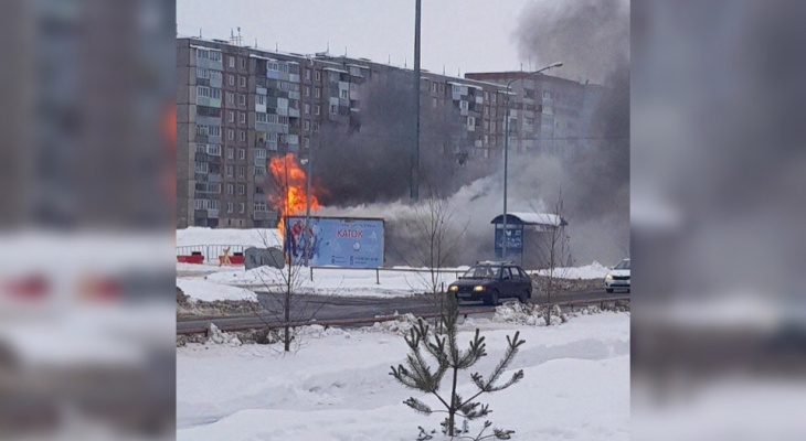 Столб огня напугал детей: пожар уничтожил прокат коньков в Рыбинске