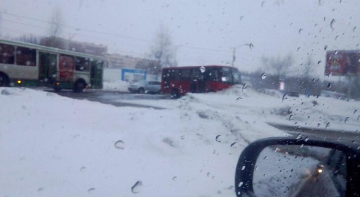 Развернуло на дороге: маршрутка с людьми стала причиной пробок в Ярославле