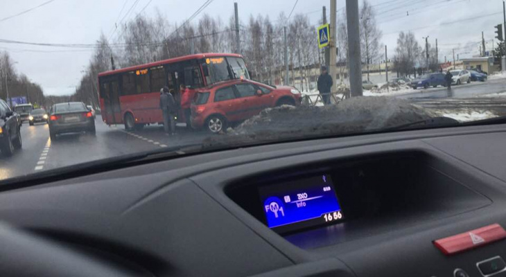 «Каскадеры на дороге»: маршрутка с людьми врезалась в авто в Ярославле