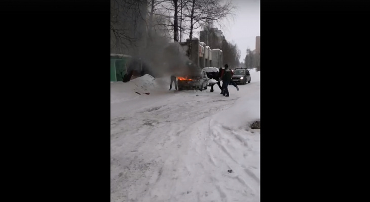 Закидывали огонь снегом: в Брагино вспыхнул автомобиль. Видео