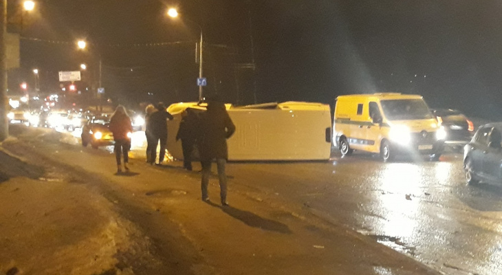Фургон перевернулся посреди дороги: подробности ночного ДТП в Ярославле. Видео