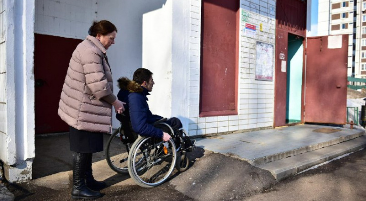 Взрослый сын на руках у матери: что просят люди в колясках у мэра Ярославля