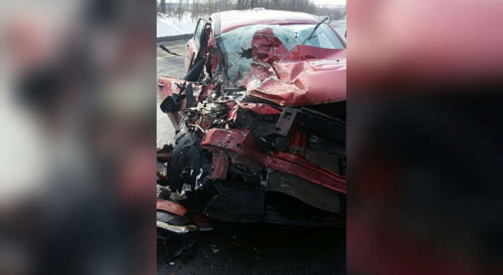 Уснувший водитель автокрана устроил ДТП с жертвой: кадры