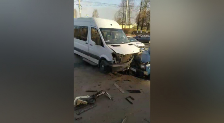 «Раздробило капот»: микроавтобус протаранил легковушку в Ярославле. Видео