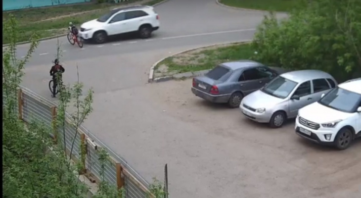 Головой в лобовое: иномарка на скорости сбила школьника в Ярославле. Видео