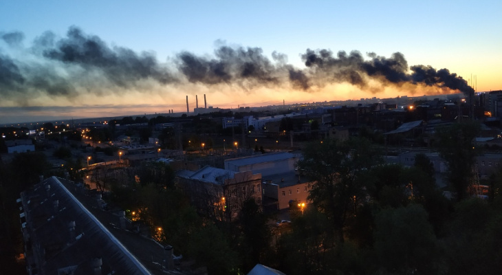 Город в черном дыму: в Ярославле горит шинный завод