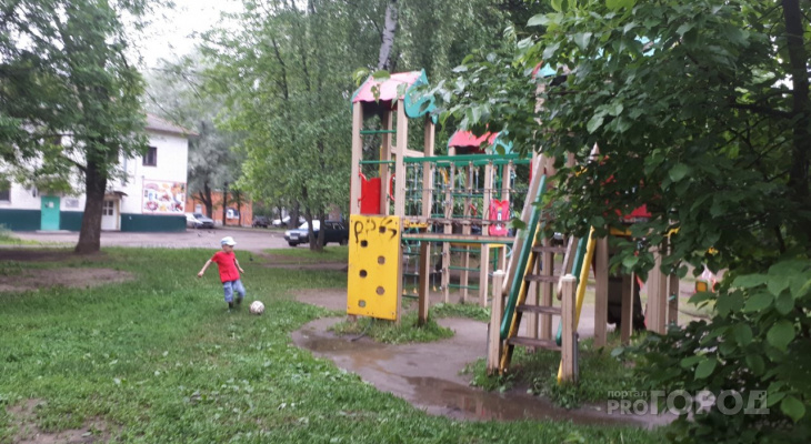 Каждый день ждем беды: опасный детский городок нашли в Ярославле