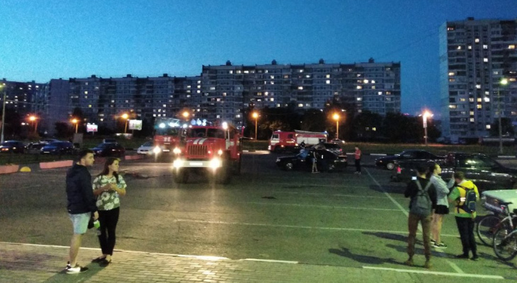 Толпы людей и десятки пожарных авто: в Ярославле эвакуировали торговый центр