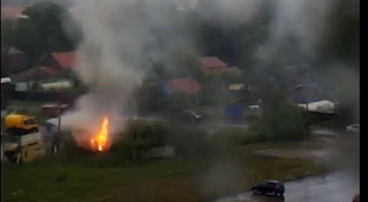 Столб дыма над городом: видео пожара из Ярославля